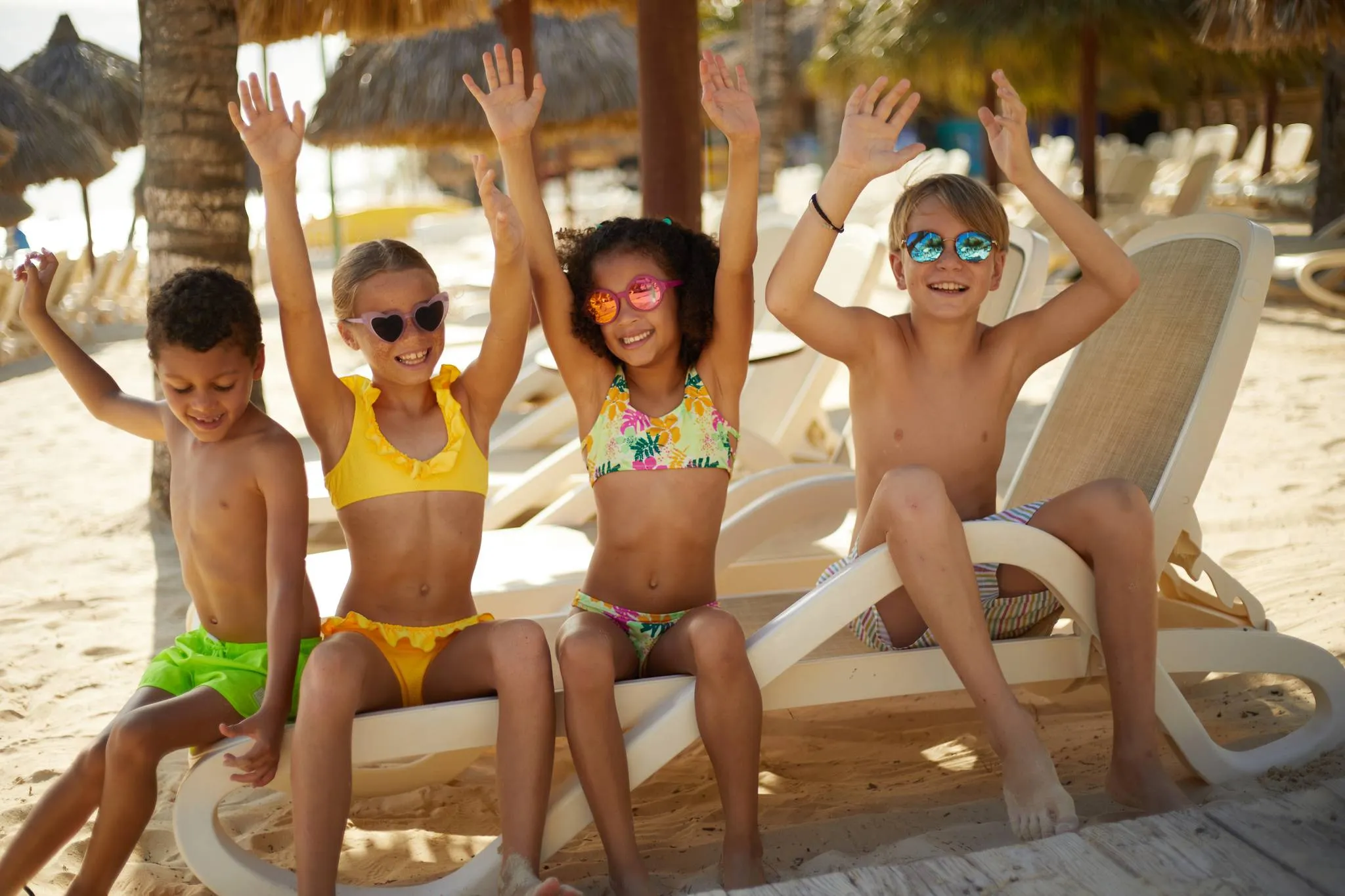 Glückliche Kinder am Strand von Bahia Principe Explore Esmeralda