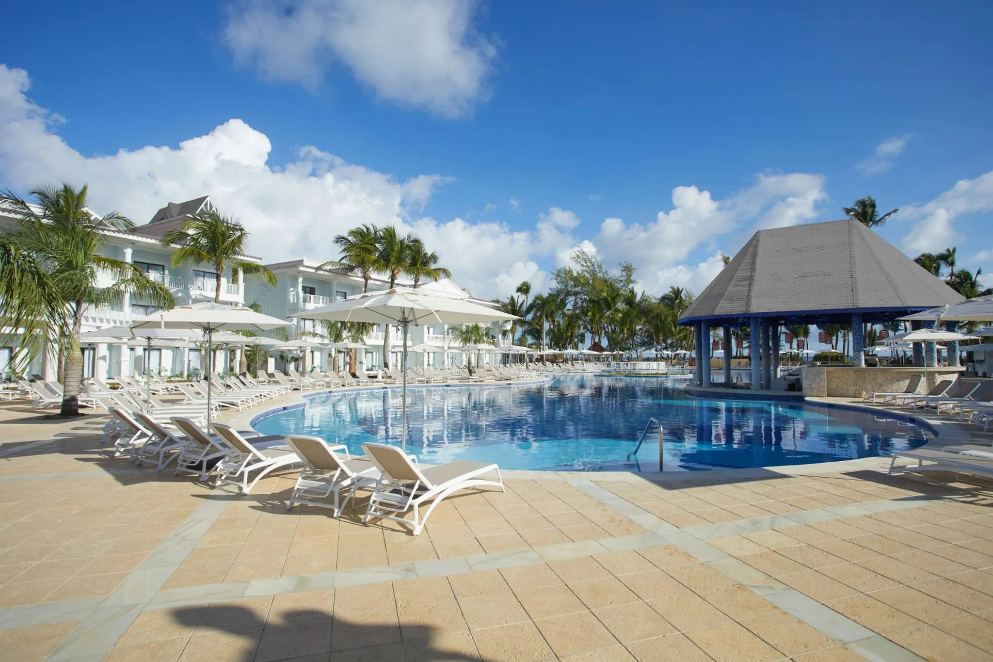 Piscina dell'hotel Bahia Principe Esmeralda con bar all'interno della piscina