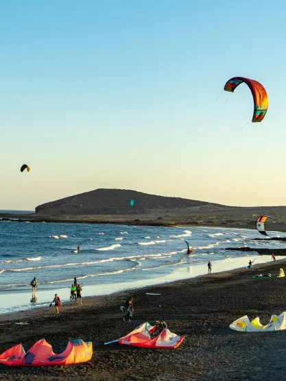 Atividades aquáticas na praia de Tenerife Sul