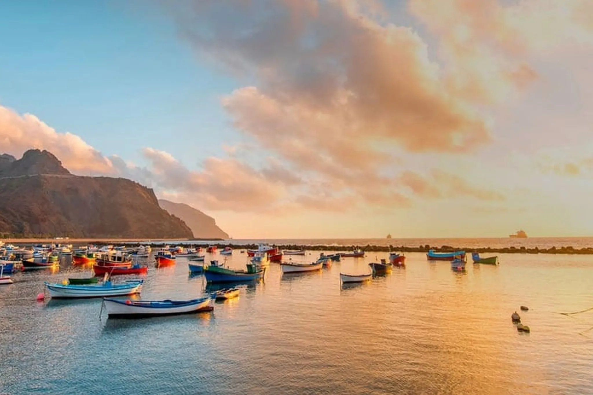 praia com barcos e pôr do sol no sul de Tenerife
